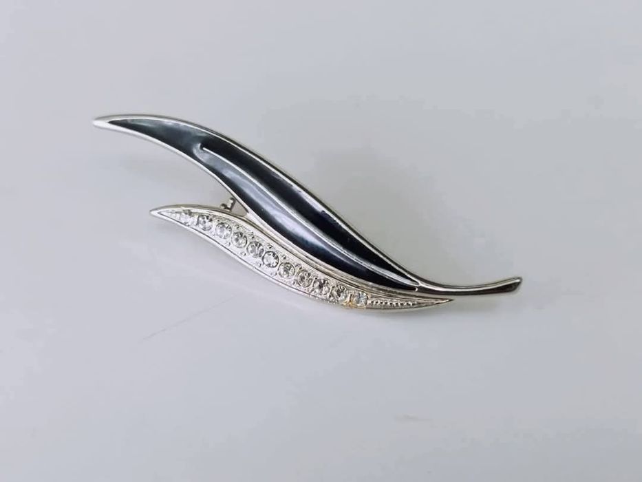 Veche brosa in forma de frunza cu email negru si pietre albe