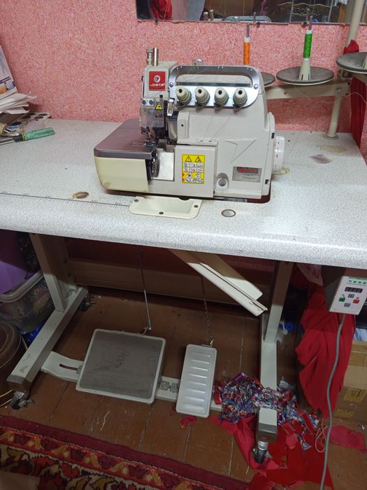 Оверлок четырех нитчатый,в отличном состоянии, почти новый