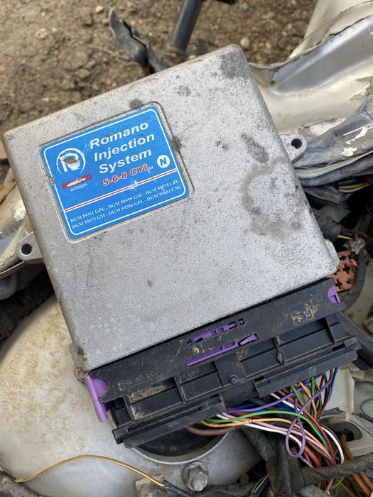 Части от газова уредба, дюзи, компютър и бутилка.