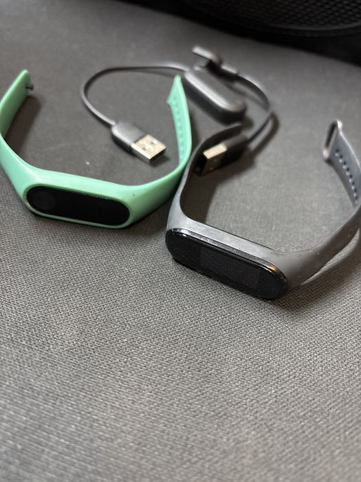 Vand mi band 4 si un mi band mai vechi