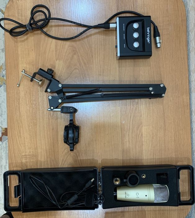 Комплект Микрофон Behringer C-1 + аудиоинтерфейс UM2 + стойка + XLR