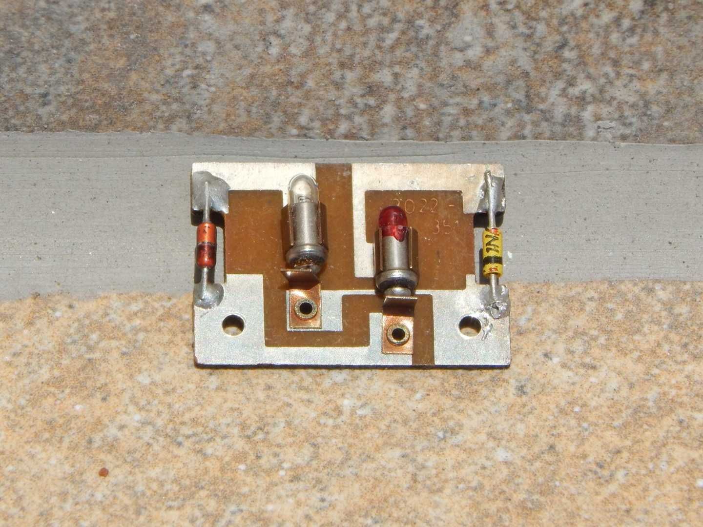 Piesa circuit electronic pt jucarie baterii cu 2 becuri alb si rosu