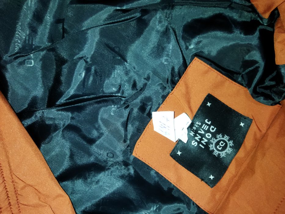 Продаю оранжевую мужскую куртку