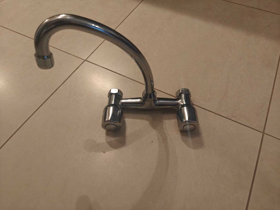 Продавам 3 броя смесители за кухня и баня