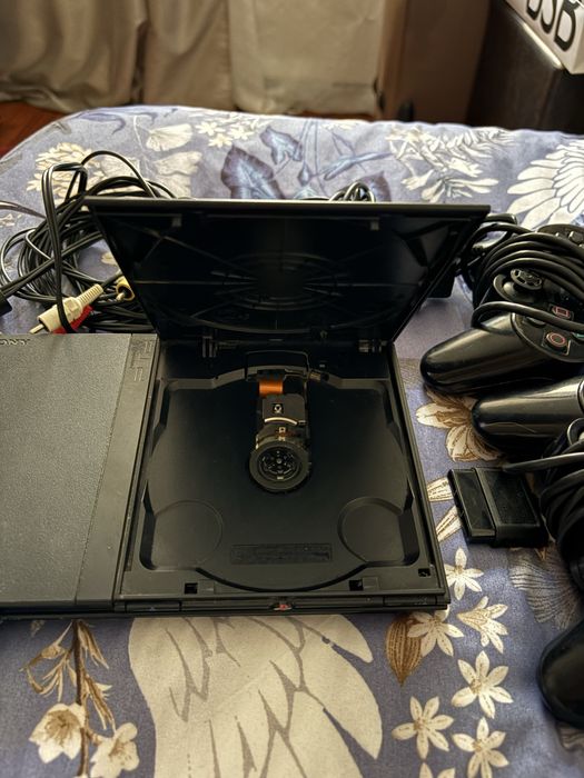 Vand Playstation 2 complet!