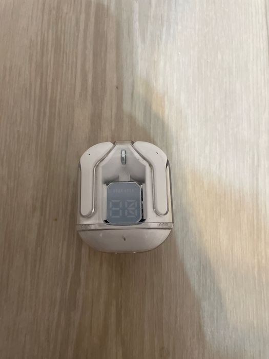 Наушник беспроводные почти новые цена:3000