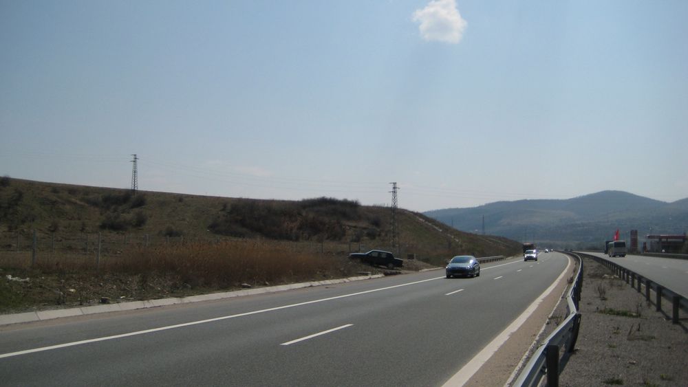 Парцел на главен път Е-79