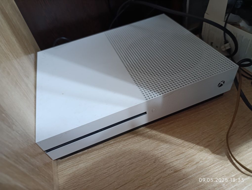 Продам Xbox one s 1tb