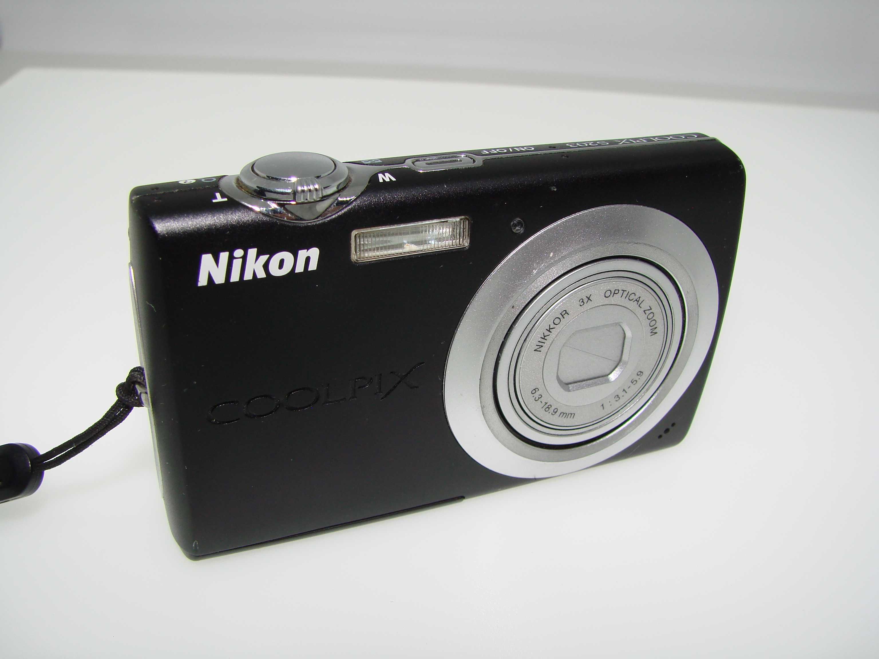 Nikon Coolpix S203 стилен ултра компактен фотоапарат Работи Отлично