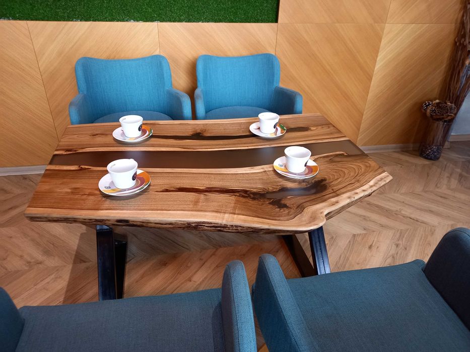 Масивна  маса от епоксидна смола и орех