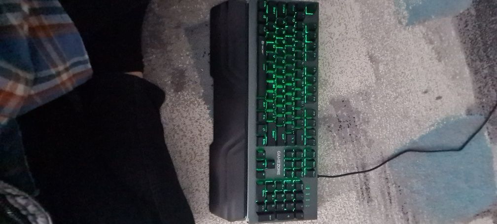 Tastatura Mecanica Neagra RGB