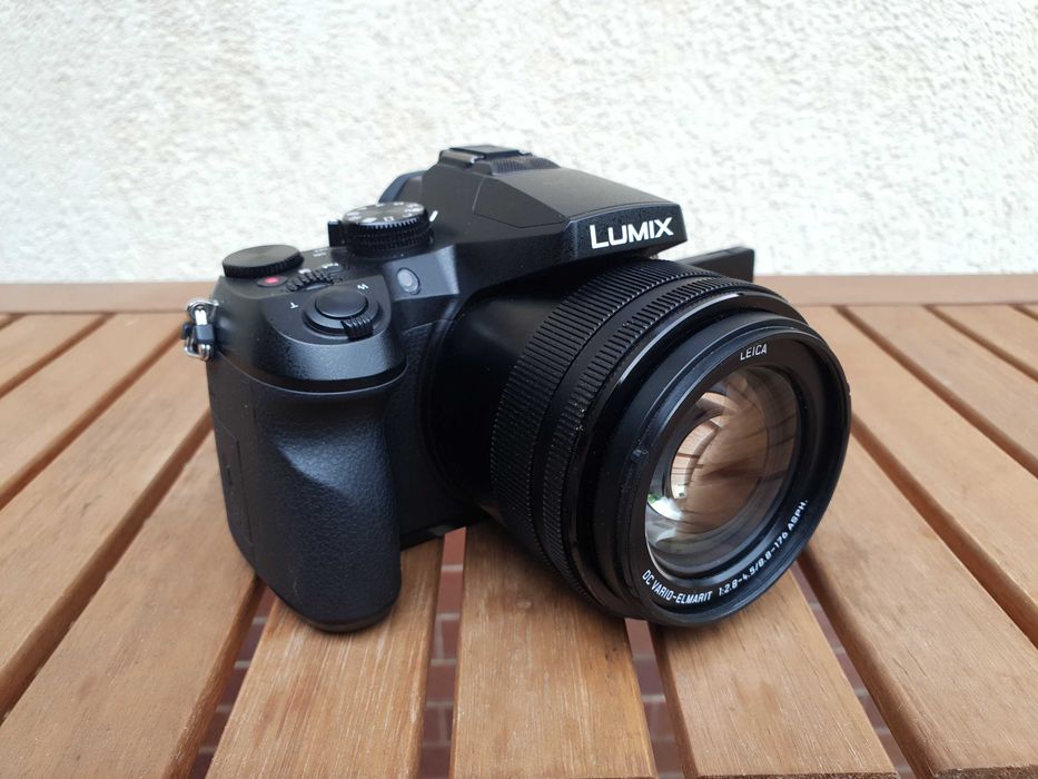 Aparat foto Panasonic Lumix FZ2000