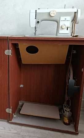 Швейная машинка Чайка 132м ножная идеальном состояние полный комплект.