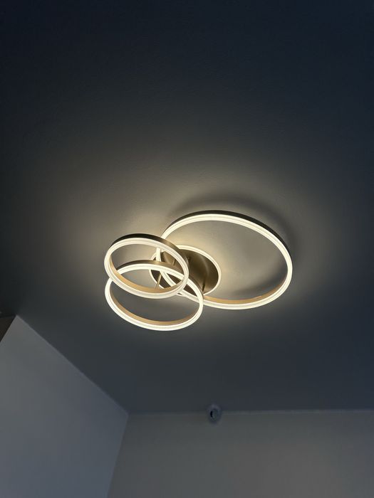 Lustre LED , culoare aurie , lumina este calda .
