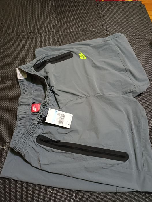 Оригинално долнище на nike с широка кройка