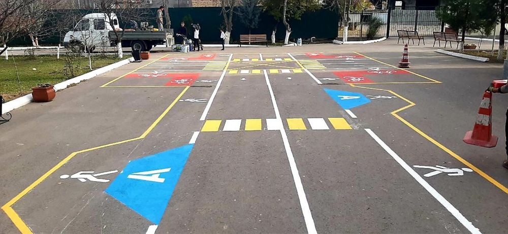 Razmetkar, yol chiziqlar, stayankalar, oyin maydonchalari chizish xi