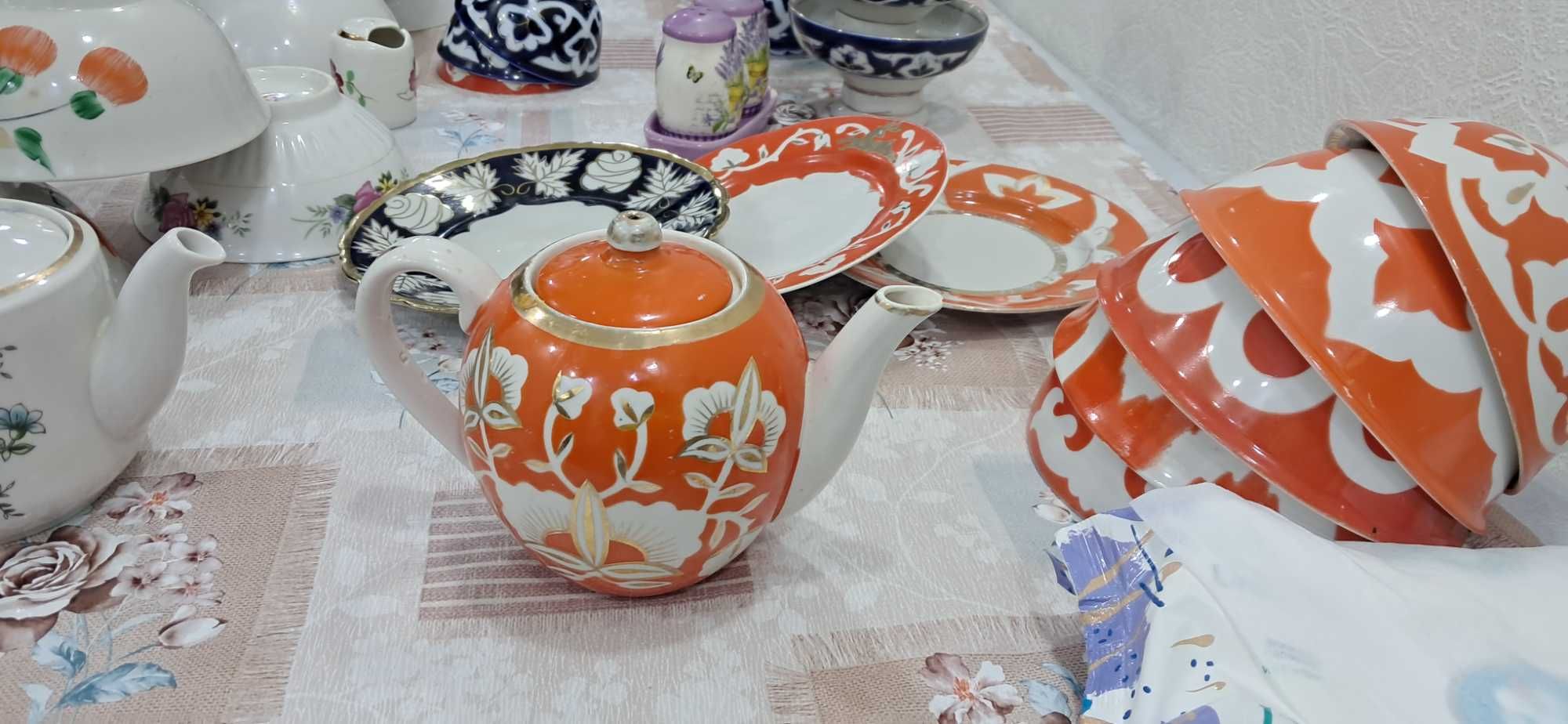 Фарфоровые чайники, разная посуда