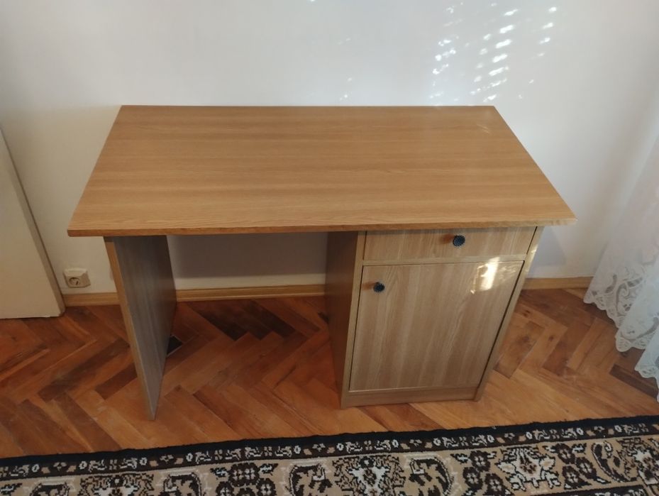 Vând dormitor și masă de birou