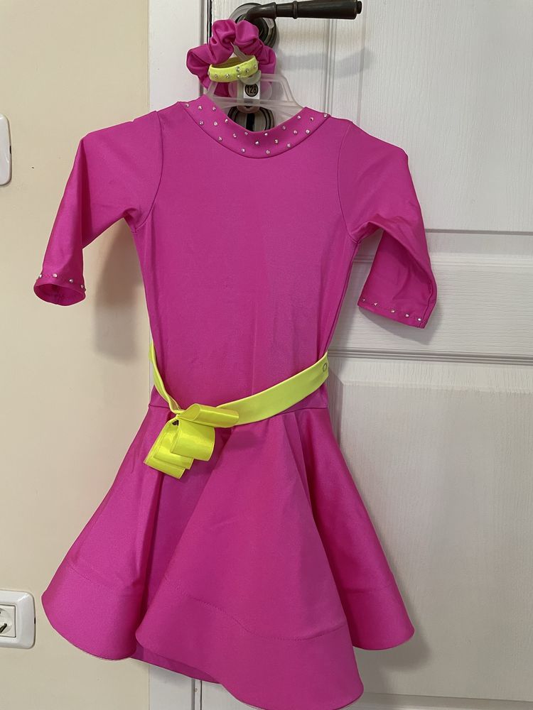 Rochie dansuri , fetite 4-6 ani, impecabila