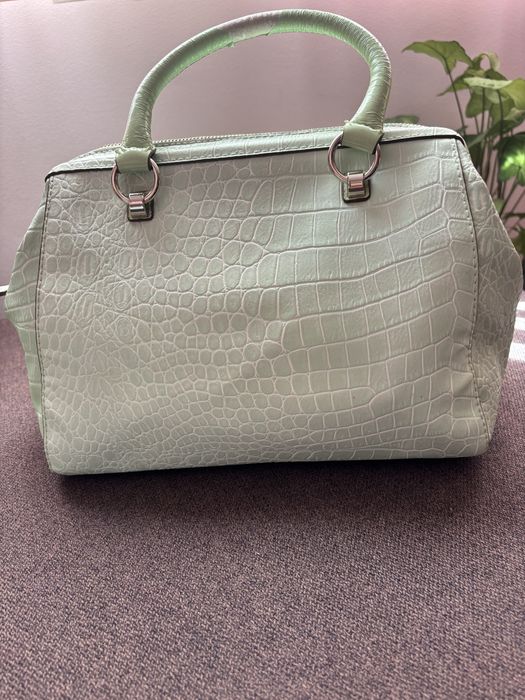 Дамска оригинална чанта на Guess