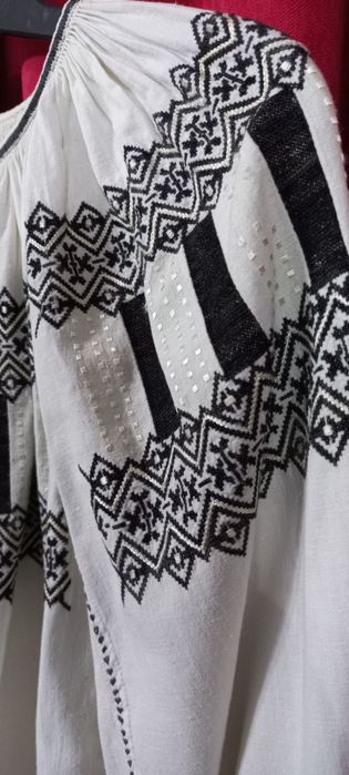 Ie 100% Autentică. 100 de ani