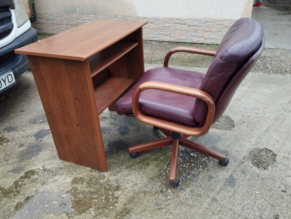 Birou și scaun din lemn masiv