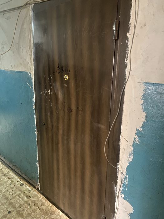 Продам б/у железные двери и двери