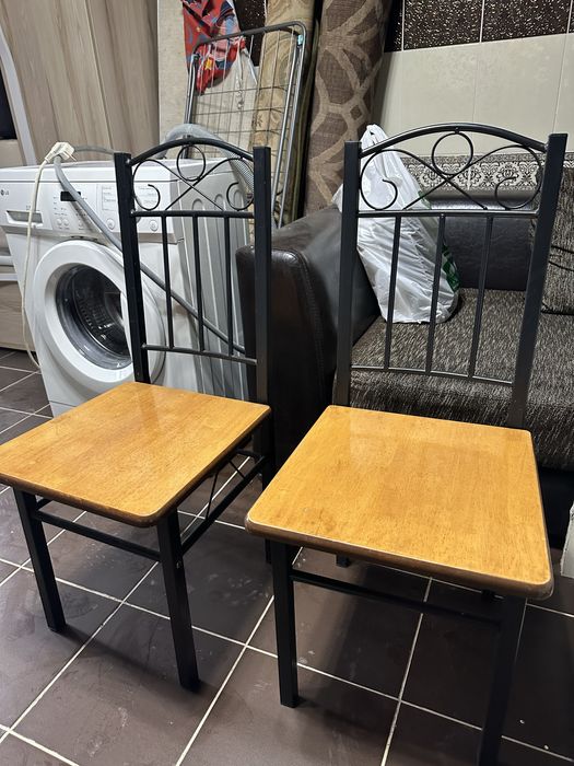 Металлические стулья с деревянными ставками ( очень прочные )