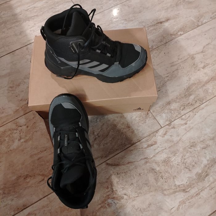 Продавам зимни обувки Adidas Terrex