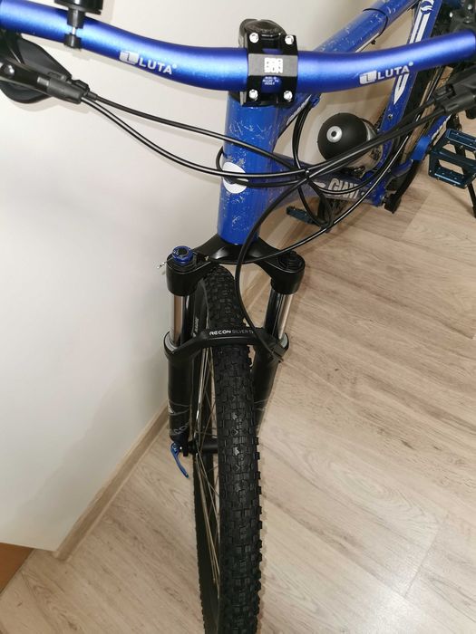 Mountain bike cu suspensie