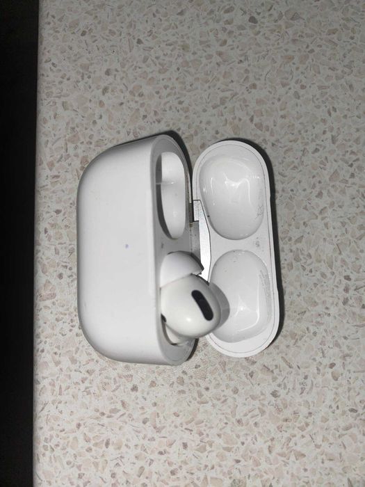 air pods pro първа  генерация (само дясна слушалка)