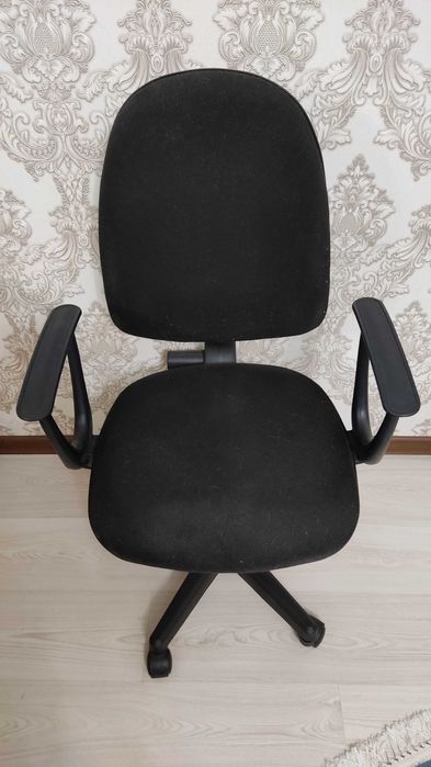 Кресло офисное простое чёрное на колесах