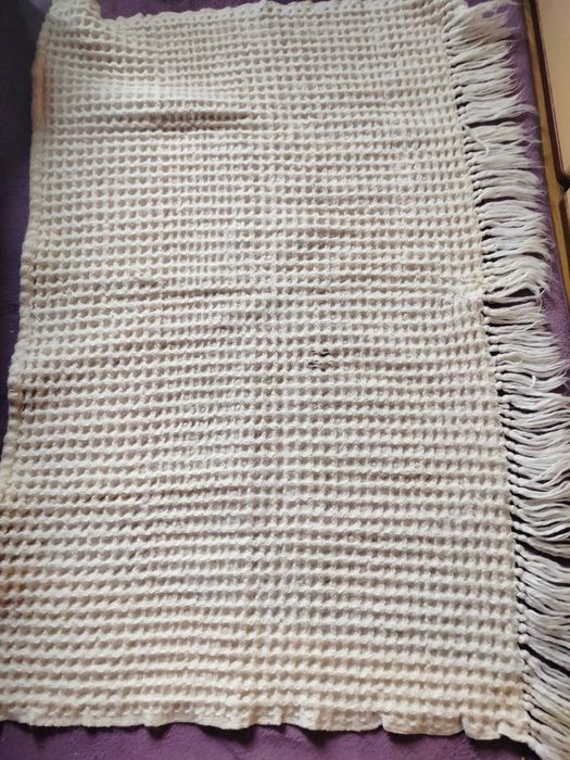 Вълнена покривка за диван