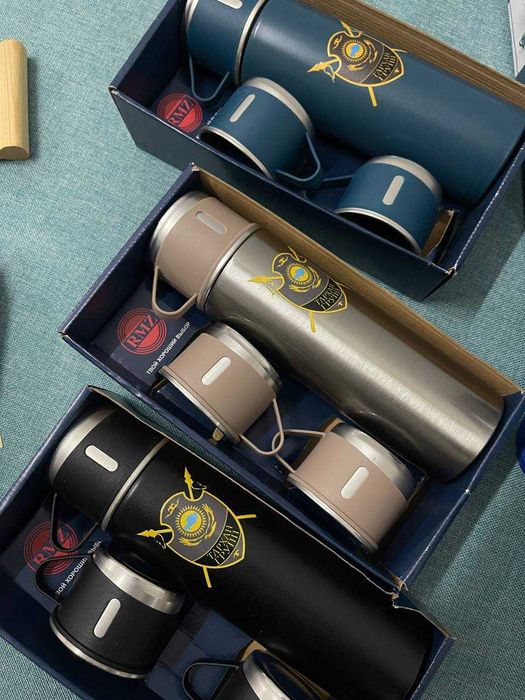 Именные и корпоративные подарки на Новый год: термос в комплекте