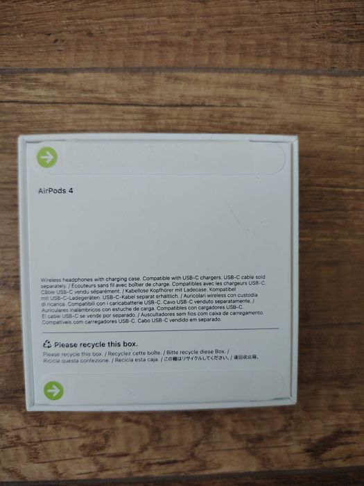Apple AirPods 4 чисто нови слушалки