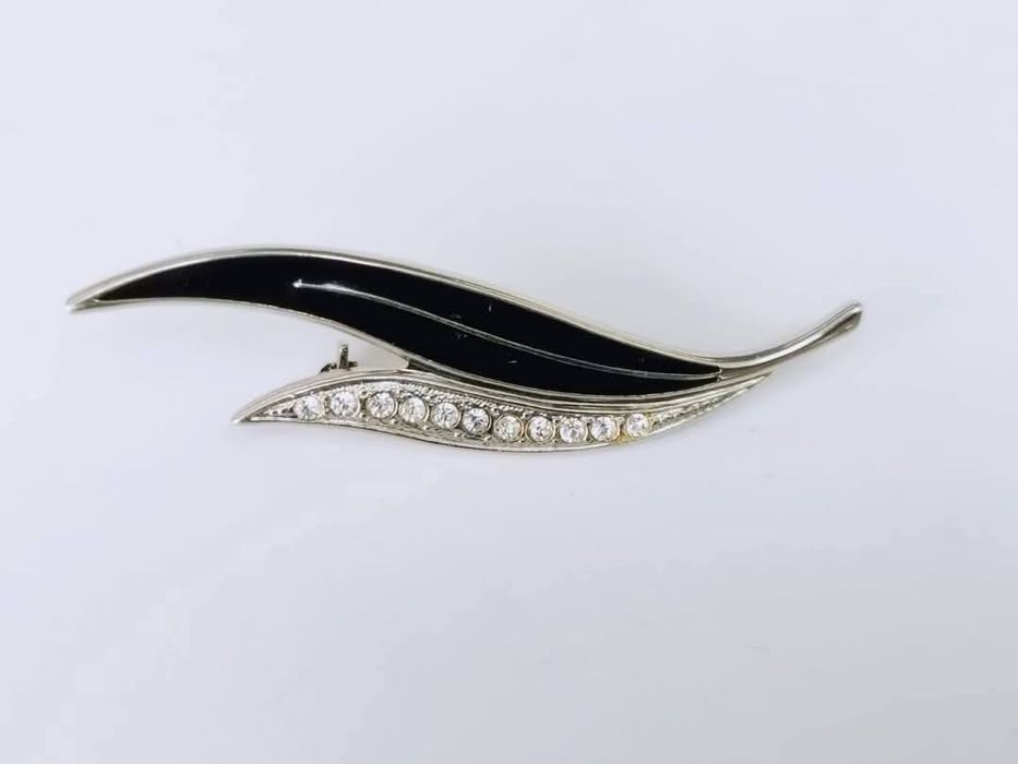 Veche brosa in forma de frunza cu email negru si pietre albe
