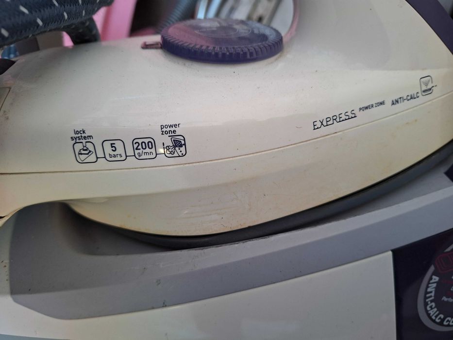 Продавам парна ютия Тефал.