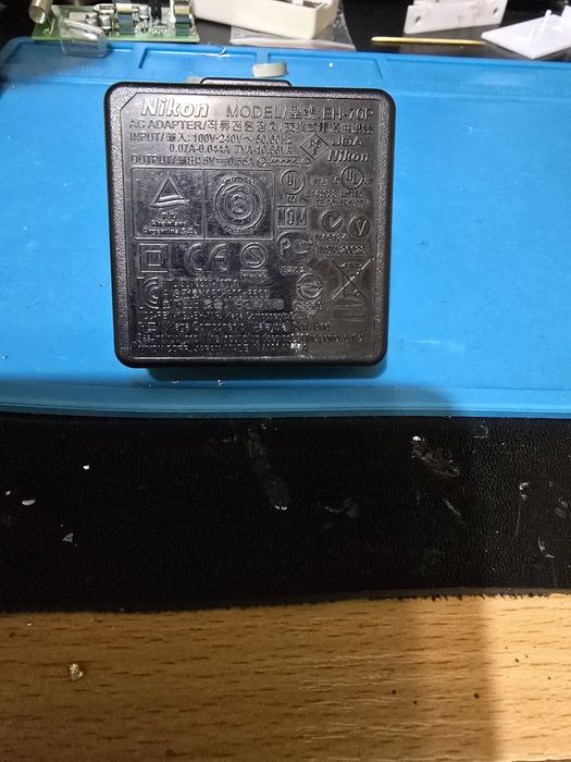 Продаю блок зарядки Nikon.