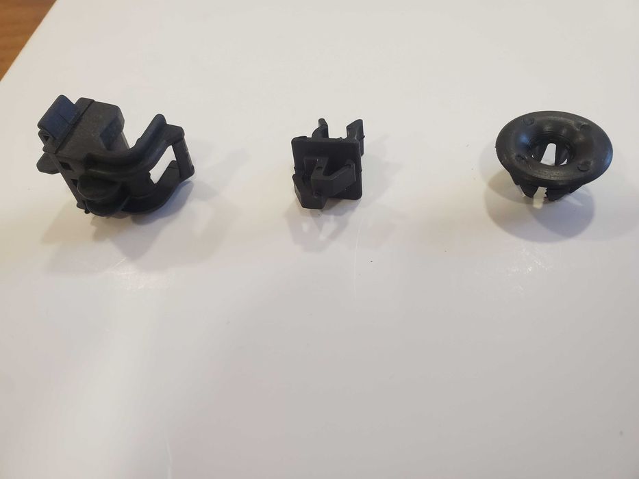 № 235 Комплект 3 бр щипки и втулка за щека на преден капак
