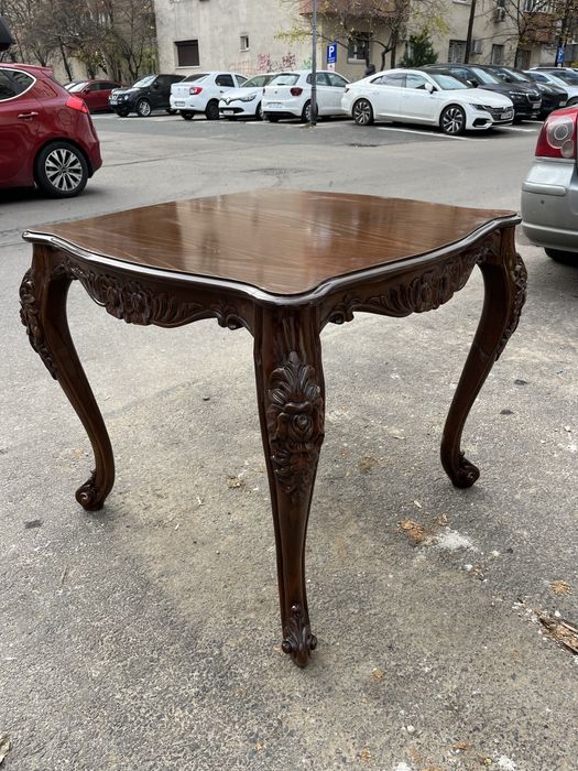 Vand 3 mese sculptate din lemn.