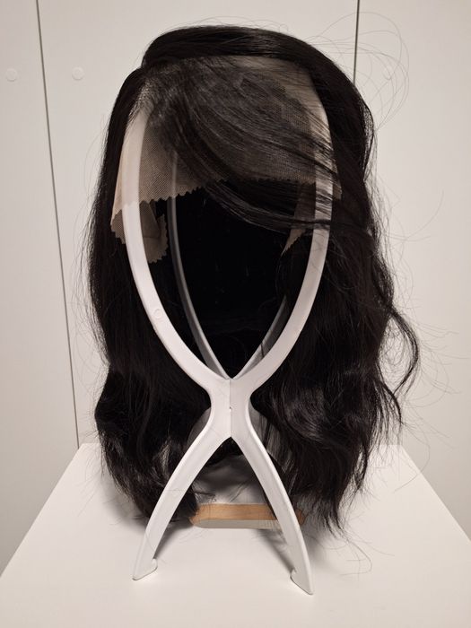 Peruca par sintetic cu carare intr-o parte