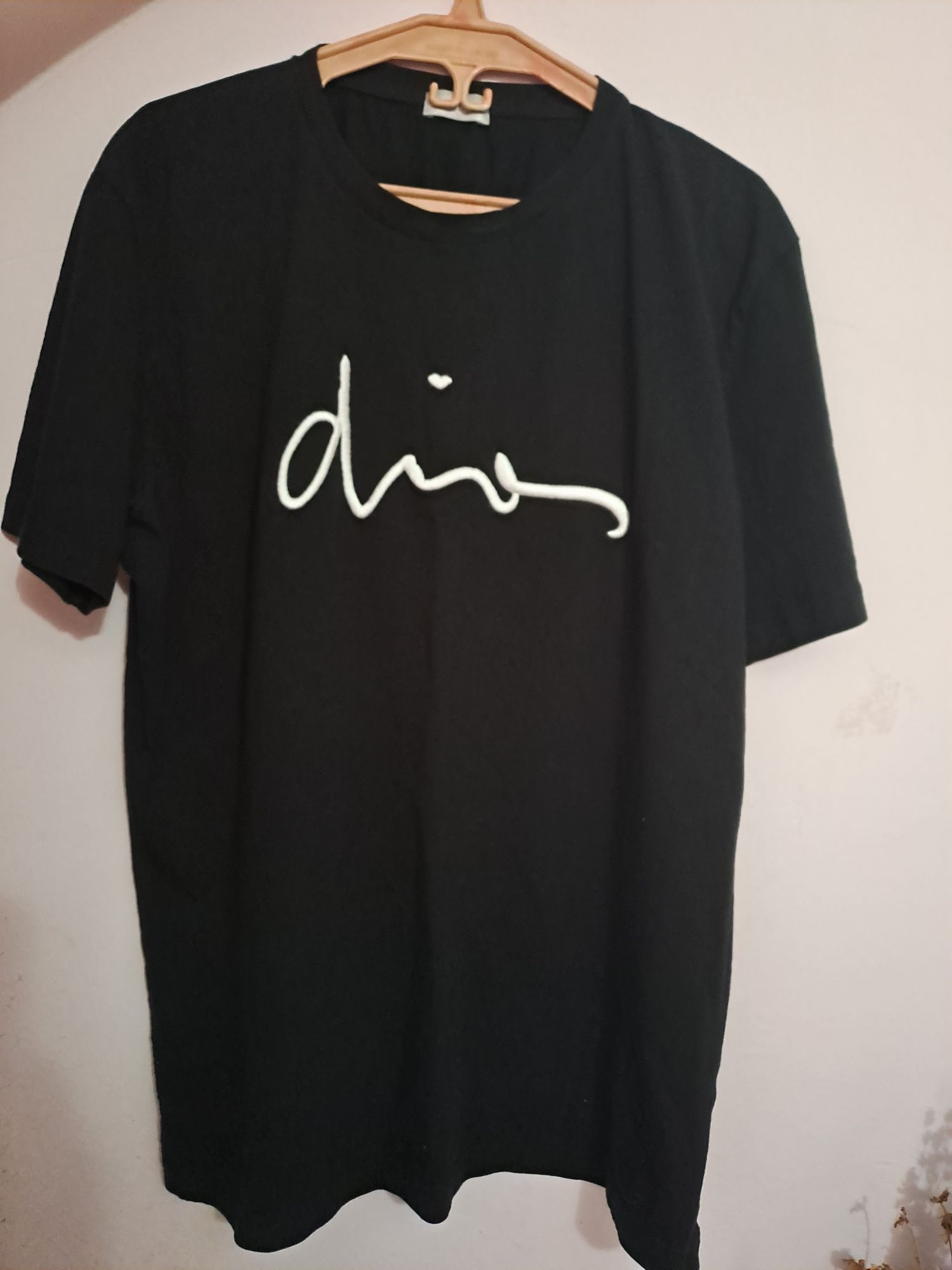 Vând tricou Dior.