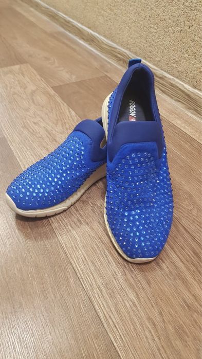 Ярко синие макасы со стразами. 38р