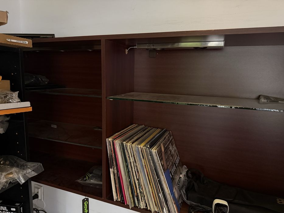 Mobila vitrina de sticla corp suspendat de lemn