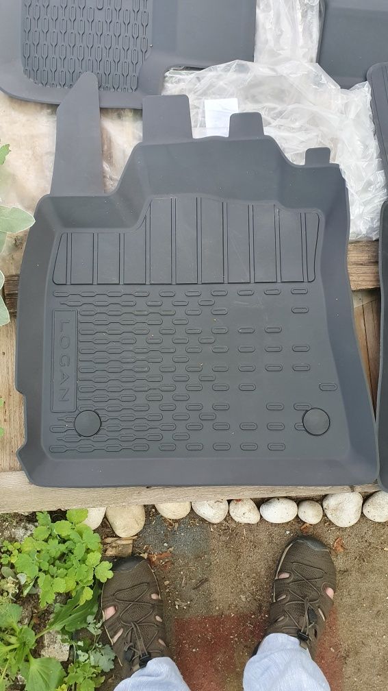 De vanzare:Covorașe interior tip tăviță,originale fabrică ptr Logan 3
