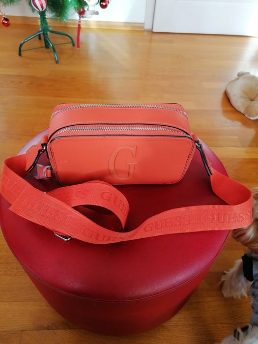 Продавам чанта  GUESS, еко кожа, чисто нова.