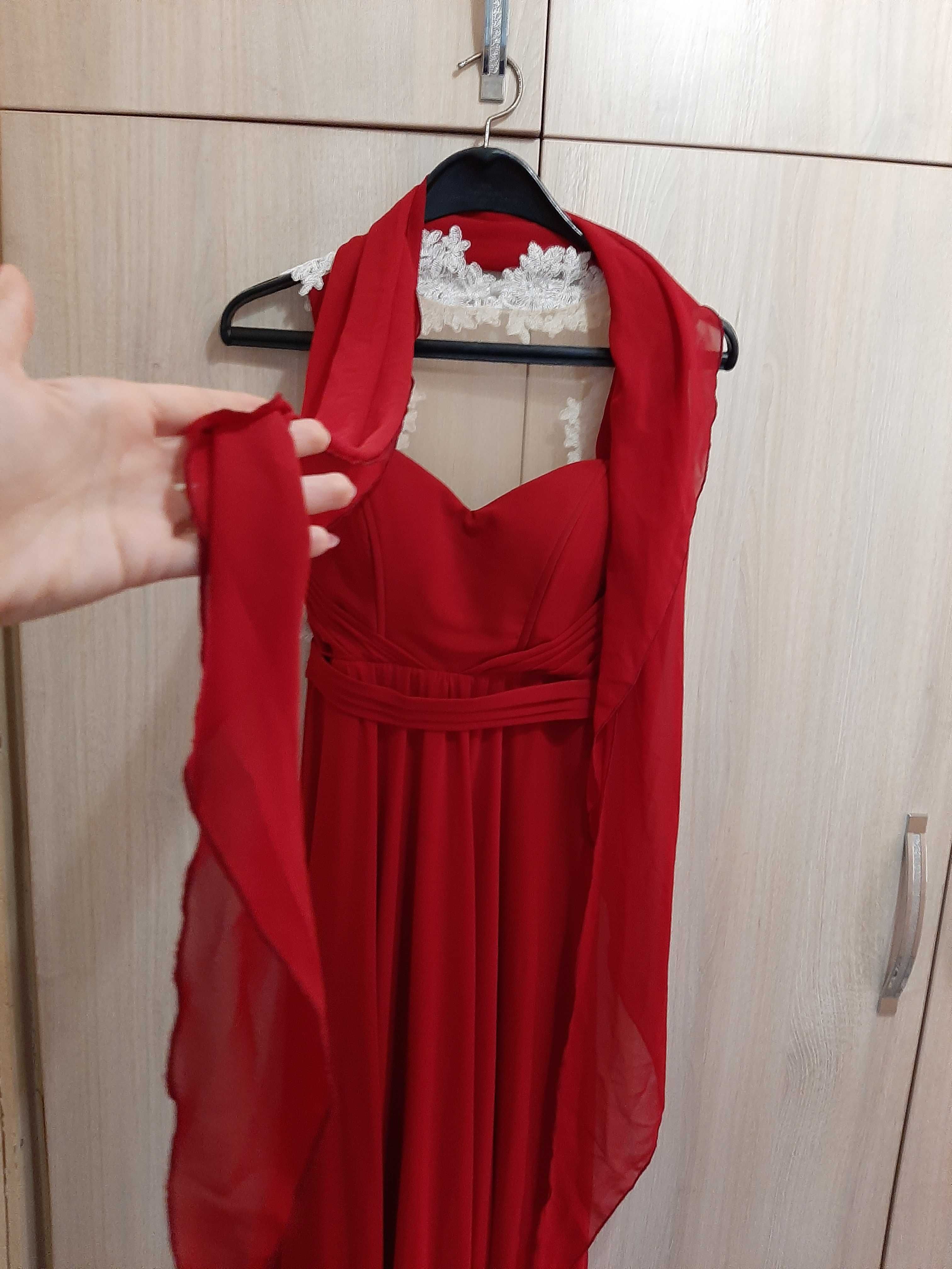 Бална рокля в цвят бордо.