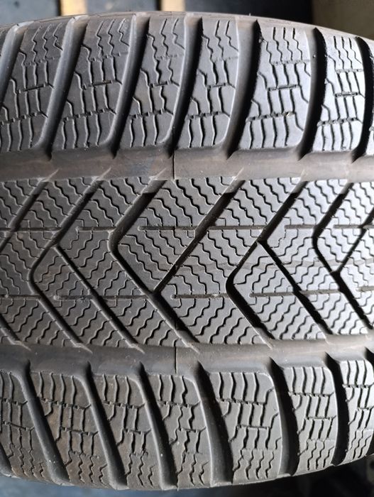 O anvelopă de iarnă 275 40 21 Pirelli * Runflat dot 2021