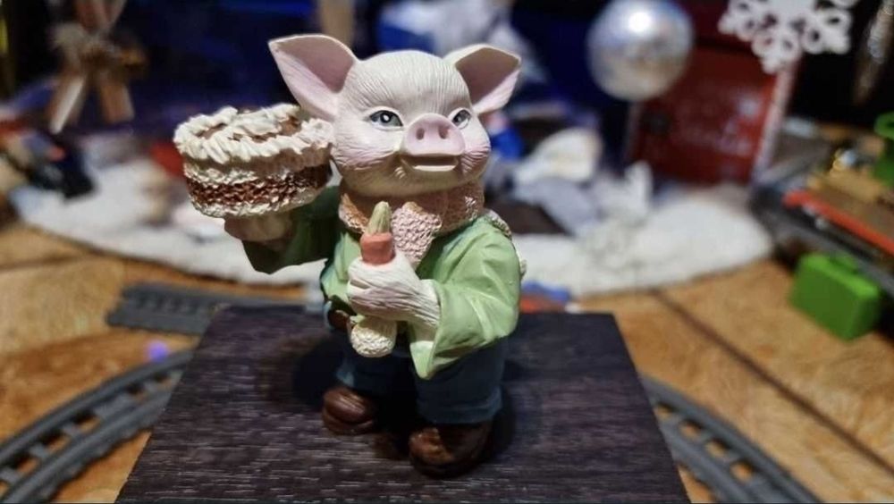 Statueta Pig With Cake.