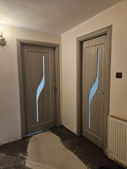 Se vinde trei uși. Doua sunt, 80 cm si una 60 cm